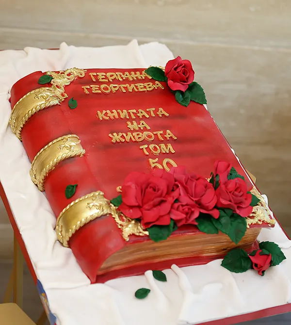 Детайли на празнична торта и украса